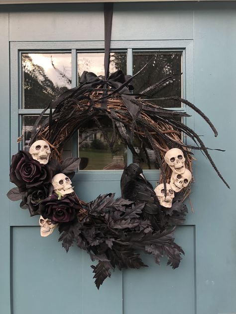 Halloween Skull Wreath, Hay Bale Art, Skull Wreath, Diy Halloween Wreath, Home Floral Arrangements, Adornos Halloween, Halloween Event, Halloween Items, Halloween Home Decor