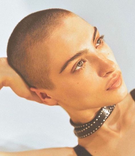 Buzzed Hair, Shave My Head, Bald Girl, Bald Women, Braids With Curls, Shaved Head, Trik Fotografi, Buzz Cut, Shaved Hair