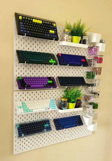 Gaming Desk Designs, Build Your Own Drone, Keyboard Display, Male Office Decor, Ikea Pegboard, Pegboard Ideas, Ikea Skadis, Pegboard Display, Gaming Area