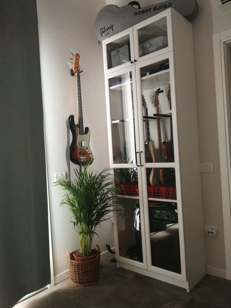 Guitar Wall Storage, Tiny Music Room, Guitar Cabinet Diy, Ikea Guitar Storage, Instrument Storage Ideas Music Rooms, Music Instrument Storage, Music Equipment Storage, Instrument Storage Ideas, Guitar Storage Ideas