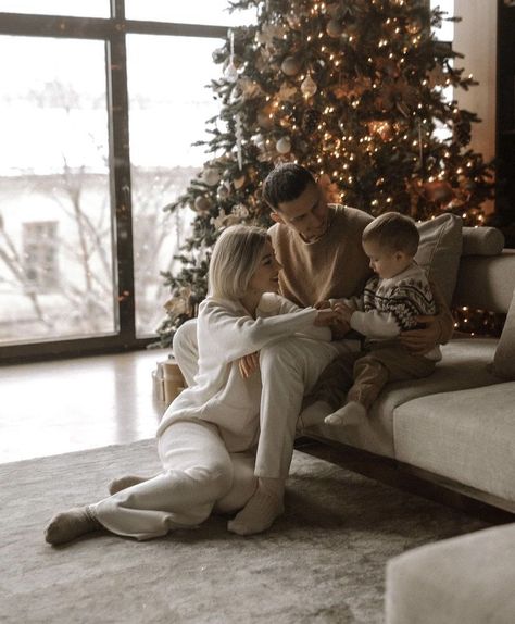 Family Posing On Couch, Inhome Photoshoot Christmas, Family Christmas Morning Pictures, Christmas In Home Session, Holiday Card Family Photos, Hot Chocolate Family Photoshoot, Christmas Photoshoot Home Ideas, Family Photo In Home, Home Family Photoshoot Ideas Christmas