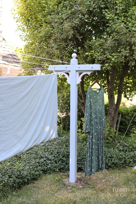 Make a charming outdoor clothesline with this simple tutorial. Nothing beats the feel and freshness of line dried linens! Patio Clothes Line Ideas, Wood Clothes Line, Clothes Line Ideas Backyards, Diy Clothes Line Outside, Mcm Bungalow, Clothes Line Ideas Outdoor, Clothesline Ideas Outdoor, Diy Clothes Line, Clothes Lines Ideas Outdoor