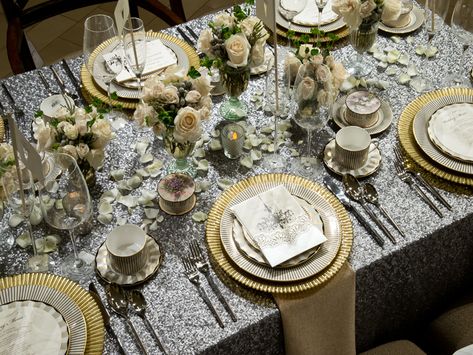 Mixing metallics Modern Event Decor, Table Setting Etiquette, Mixed Metals Wedding, Grey Wedding Decor, Tablescape Design, Event Decor Ideas, Art Deco Theme, Metallic Wedding, Wedding Planning Ideas