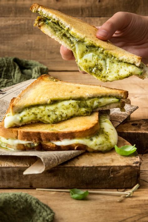 Croque Monsieur Photography, Croque Monsieur Healthy, Pesto Mozzarella, Brunch Inspiration, Confort Food, Batch Cooking, Interesting Food Recipes, Easy Cooking, Workout Food