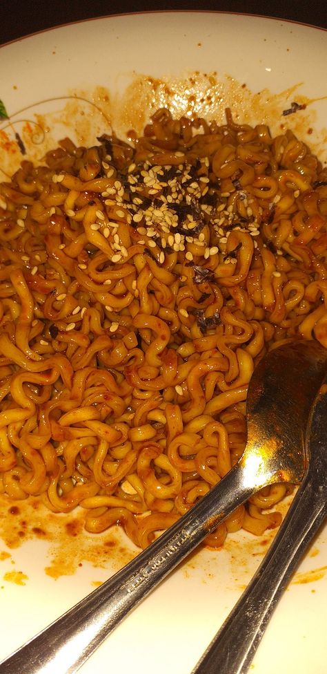 Sayang atau Samyang ? 🤔 Samyang Ramen Aesthetic, Samyang Food, Eating Food Funny, Pin Fashion, Image Background, Food Drink Photography, Snap Food, Instagram Food, Food Snapchat