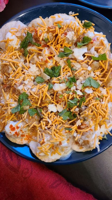 Papri chat or papri chaat is a popular traditional fast food and street food from the Indian subcontinent, probably in North India, Bangladesh and Pakistan. Many various additional dishes throughout India are also referred to as papri chat.Make this sweet, spicy, and tangy papdi chaat at home using my simple recipe. This North Indian street food is everyone’s favorite and is super easy to make. Who doesn’t love Chaat, right? Therefore, here are some more of my favourite Chaat recipes t Papdi Chaat Snapchat Story, Indian Chaat Aesthetic, Indian Street Food Photography, Papri Chat, Papdi Chaat Recipe, Bengali Foods, Papri Chaat, Indian Chats Street Food, Indian Fast Food