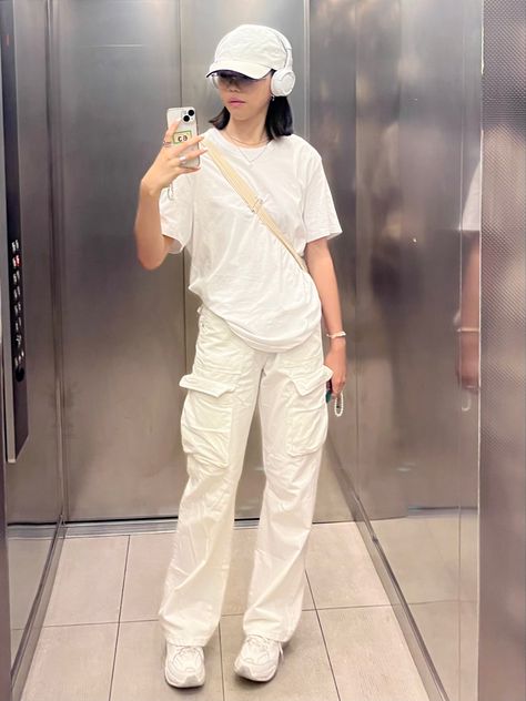 Baggy White Tshirt Outfit, Mk2 Tekno Outfit, Nike Mk2 Tekno Outfit, White Cap Outfit, Nike Mk2 Tekno, Baggy Streetwear Women, Nike Mk2, Oversized Tshirt Outfit Korean, Baggy Tshirt Outfit