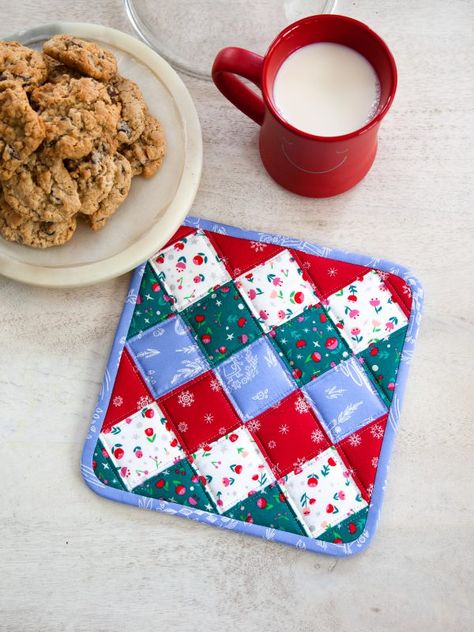 Potholder Tutorial, Quilted Potholder Pattern, Hot Pads Tutorial, Minki Kim, Christmas Potholders, Christmas Mug Rugs, Patchwork Christmas, Mug Rug Patterns, Quilted Potholders