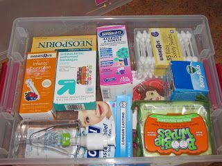 I Heard Your Voice Through a Photograph: Baby Shower Gift- Baby First Aid Kit!! Baby Medicine Kit, Baby First Aid Kit, Baby Tylenol, Medicine Gift, Perlengkapan Bayi Diy, Baby Medicine, Medicine Kit, Baby Shower Gift Bags, Memory Jar