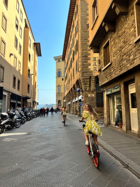 Biking In Italy, Study Abroad Florence Italy, Florence Study Abroad, Florence Italy Fashion, Study Abroad Florence, Florence Italy Aesthetic, Florence Summer, Florence Fashion, Summer Abroad