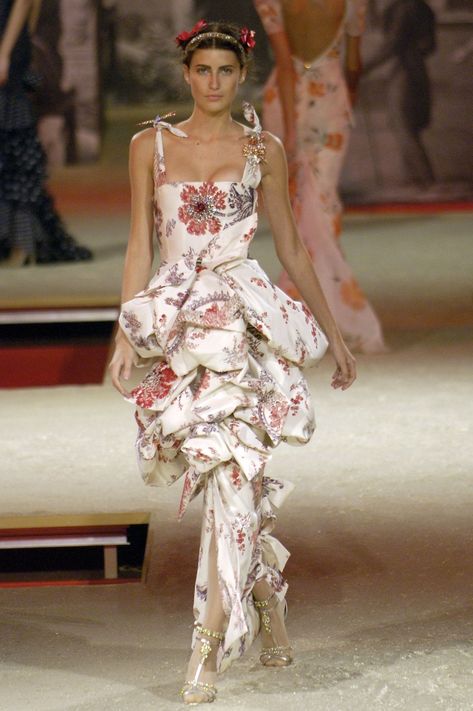 Christian Lacroix Spring 2006 Couture collection, runway looks, beauty, models, and reviews. Haute Couture Looks, Rococo Fashion, Couture Looks, Christian Fashion, Claudia Schiffer, Floral Fashion, Naomi Campbell, Christian Lacroix, Couture Gowns