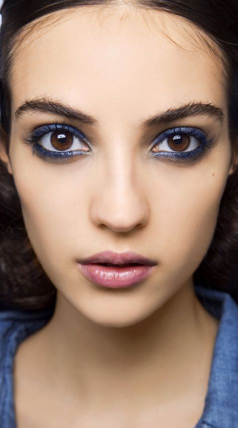 Make Up Yeux, Makeup Runway, Natural Hair Mask, Beauty Tips And Tricks, Blue Eyeliner, Smink Inspiration, Colored Eyeliner, Makeup Tricks, Spring Beauty