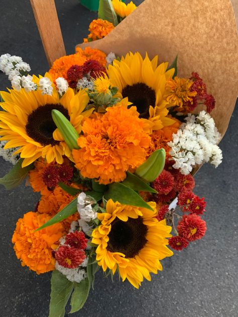 flower bouquet, farmers market, farmers market flowers, flowers, sunflower, yellow aesthetic photo, orange photo, red photo, warm tones, bright floral background, california, local, inspo Fall Flower Bouquets Simple, Sunflower And Marigold Bouquet, Orange And Yellow Flower Bouquet, Sunflower And Carnation Bouquet, Fall Aesthetic Flowers, Red And Orange Flower Bouquet, Red Orange Yellow Flowers, Thanksgiving Flower Bouquets, Red And Yellow Bouquet