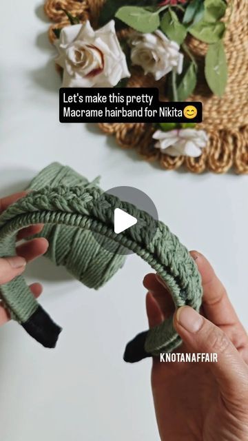 Diy Festival Headband, Macrame Hair Tie, Macrame Hair Accessories Tutorials, Macrame Headband Tutorial, Unique Macrame Ideas, Hairbands Diy, Macrame Hairband, Handmade Hair Accessories Diy, Macrame Hair Accessories