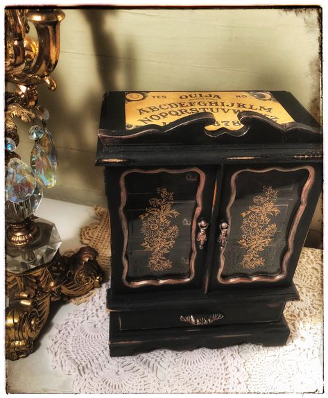 Ouija Board Vintage Wooden Jewelry Box. Chalk painted in Dixie Belle Caviar Ouija Board Design, Upcycle Jewelry Box, Creepy Diy, Dixie Belle Chalk Paint, Decoupage Jewelry Box, Wood Paintings, Box Makeover, Hand Painted Wooden Box, Rose Gold Highlights