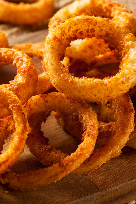 Recreate the classic taste of Burger King Onion Rings at home with our easy recipe! Using our secret restaurant-inspired method, you can enjoy onion rings that taste just like the ones from Burger King, right in your own kitchen. Perfect for family dinners or snack time! Copycat Burger King, Burger King Chicken Nuggets, Burger King Onion Rings, Best Onion Rings, Onion Rings Recipe Easy, Onions Rings, Fried Onion Rings, Baked Onion Rings, Homemade Onion Rings