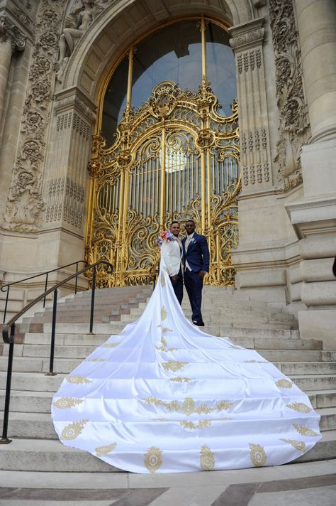 This Groom Wore An Elaborate Cape That Is A Bit Like A Bridal Train And People Are Here For It Man Gay, Beard Boy, Queer Weddings, Parisian Wedding, Gay Outfit, Lgbt Wedding, Gay Books, Wedding Cape, Lgbtq Wedding