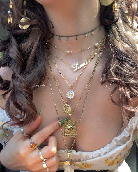 Lots Of Jewelry Outfits, Gold Or Silver Jewelry Skin Tone Test, Fun Gold Jewelry, Rich Boho Aesthetic, Mixed Metals Necklace Stack, Hold Jewelry Aesthetic, Jewlerie Aesthetic Gold And Silver, Good Jewelry Aesthetic, How To Wear Jewelry