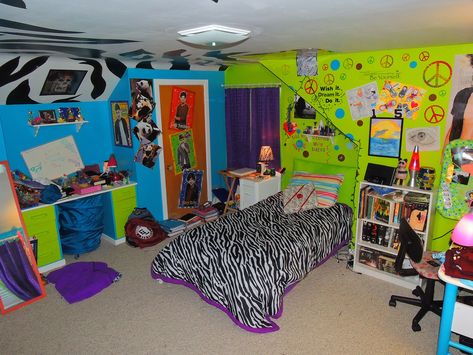 Scene Room 2000s, 2000s Scene Bedroom, 2002 Bedroom, 2000s Older Brother Room, Weirdcore Room Ideas, 2000's Bedroom, 2010s Bedroom, Scene Room Ideas, Scenecore Room