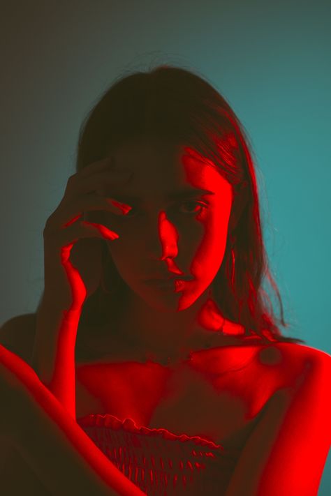 Light On Eyes Photography, Photos With Dramatic Lighting, Coloured Light Photography, Red Lighting Portrait, Intense Lighting Photography, Red Light Reference, Colorful Lighting Portrait, Intense Lighting Reference, Dramatic Lighting Portrait Photography