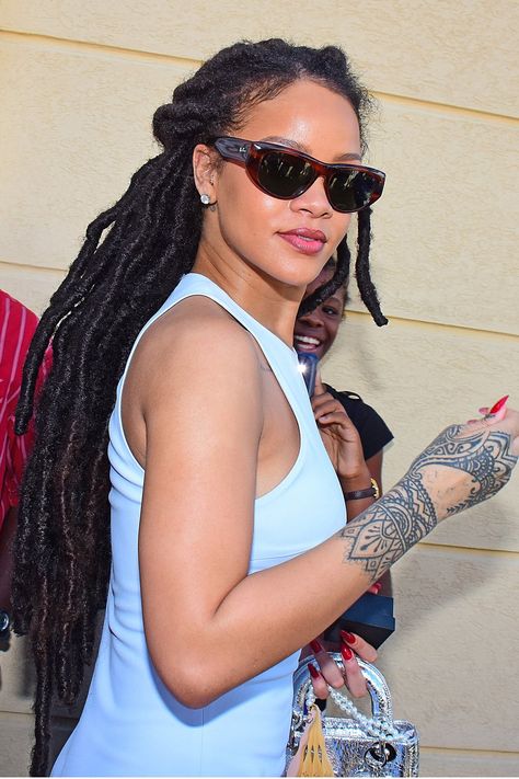 Rihanna Faux Locs, Rihanna Dreads, Rihanna Dreadlocks, Faux Dreads, Looks Rihanna, Rihanna Hairstyles, Rihanna Looks, Faux Locs Hairstyles, Rihanna Style