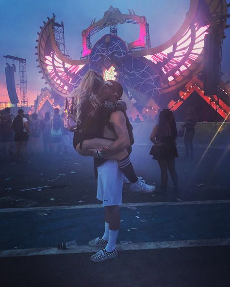 Rave couple Rave Couples Outfit, Matching Rave Outfits Couple, Rave Pictures Ideas, Halloween Rave Outfits Couple, Escape Rave Couple Outfits, Escape Halloween Rave Outfit Couple, Raves Outfit, Gabber Outfit, Rave Couple Poses