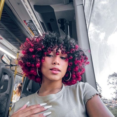 Short Curly Hair With Pink Highlights, Pink Tips Curly Hair, Hair Color Ideas Short Curly Hair, Multicolor Curly Hair, Curly Short Hair Dye Ideas, Hair Dye Ideas For Short Curly Hair, Curly Vivid Hair, Short Curly Hair Red Highlights, Halo Hair Dye Style Curly Hair