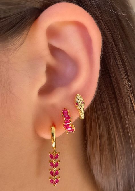 Accessories Idea, Minimalist Ear Piercings, Earring Stack, Pretty Ear Piercings, Ear Style, Classy Jewelry, Jewelry Essentials, Pink Jewelry, Jewelry Lookbook