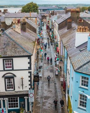 Caernarfon town // The Most Beautiful Places to Visit in Wales // #readysetjetset #wales #uk #welsh #travel #photospots #blogpost Anglesey Wales, Wales Holiday, Most Beautiful Places To Visit, Wales Travel, Visit Wales, Snowdonia National Park, Day Trips From London, Cardiff Wales, Wales Uk