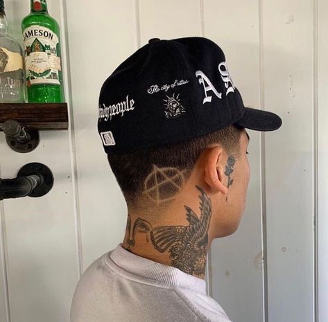 Fitted Hat Aesthetic, Hat Ideas Men, Custom Hat Ideas, Streetwear Caps, Custom Fitted Hats, Apparel Design Inspiration, Hat Aesthetic, Concept Photography, Men Photoshoot