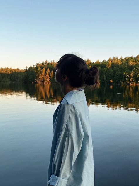 Lake Selfie Ideas, Lake Aesthetic Pictures, Dock Photo Ideas, Lake Photoshoot Aesthetic, Poses Near Lake, Lake Side Photoshoot, Inspi Photo Instagram, Lake Poses Picture Ideas, Photoshoot Ideas Lake