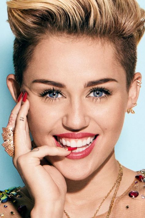 Miley Cyrus is an American singer, songwriter, and actor. Her music has spanned a range of styles, including pop, country pop, and hip hop. Miley Cyrus Short Hair, Miley Cyrus 2013, Miley Cyrus Hair, Celebrity Faces, Hannah Montana, Famous Singers, Beauty Queens, Beautiful Smile, Miley Cyrus