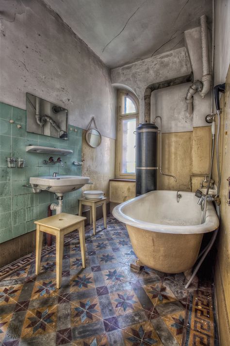 Feuille's Bathroom | Around 1900 still widespread: The basin… | Flickr Old Abandoned Buildings, Old Bathroom, Abandoned Mansions, Left Alone, Vintage Bathroom, Abandoned Buildings, Abandoned Houses, Clawfoot Bathtub, Abandoned Places