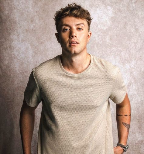 Jamie Miller, Smash Board, Roman Kemp, Dapper Mens Fashion, Male Celebs, Feel Good, Celebrities, Mens Tops, Mens Tshirts