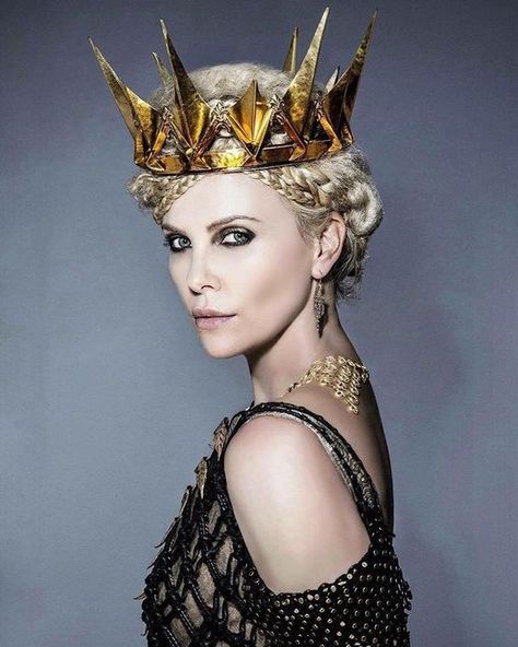 Top 40 Hottest Female Villains - Hood MWR Huntsman Movie, The Huntsman Winter's, Queen Ravenna, Colleen Atwood, The Huntsman, Female Villains, Dark Queen, Queen Costume, Woman Movie