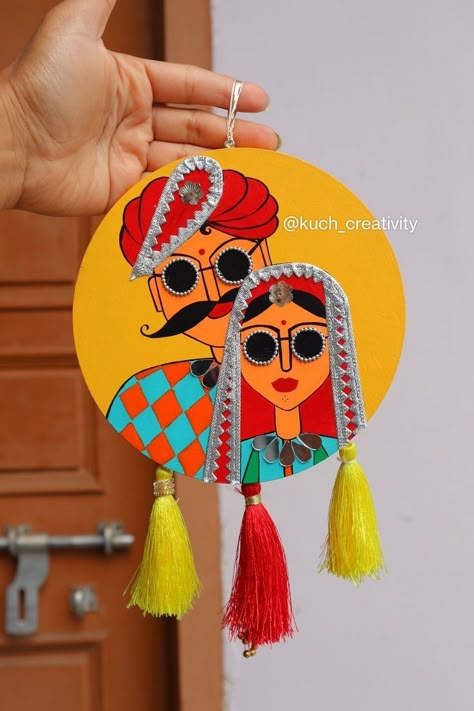 Gujrati Decoration Ideas, Padharo Sa Art Drawing, Rajasthani Art Design, Wedding Return Gift Ideas, Mehendi Platter, Clay Mirror Art, Garden Sticks, Up Cycling Ideas, Clay Mirror