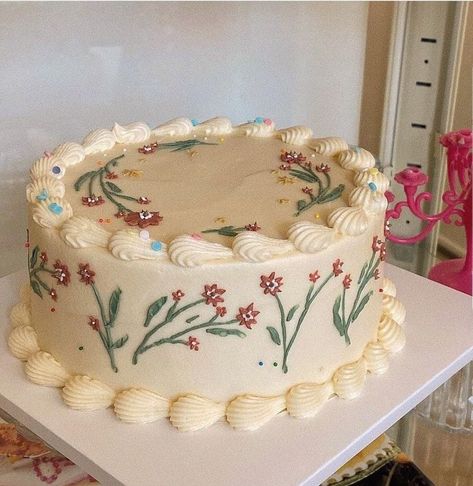 Vintage Cake Decor, Birthday Cake Cottagecore, Cantarito Cake, Simple Flower Cake Ideas, Mexican Birthday Cake, Simple Vintage Cake, Vintage Floral Cake, Spring Birthday Cake, Cottagecore Cake