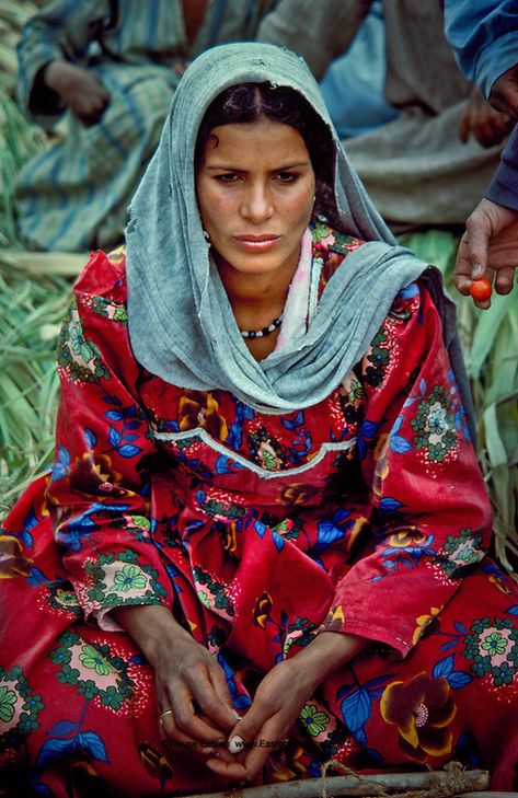 Souwad, Bedouin market, El Fayoum Oasis, Egypt World Cultures, Female Farmer, Woman Sitting, We Are The World, Cultural Diversity, Foto Art, Folk Costume, People Of The World, North Africa