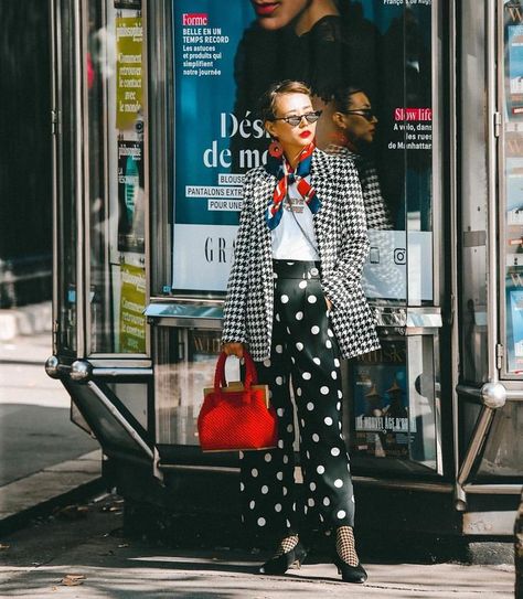 Black And White Pattern Pants Outfit, Dots Outfit, Style Parisienne, Polka Dots Outfit, Parisienne Chic, Athleisure Trend, Polka Dot Pants, Look Rock, Quirky Fashion