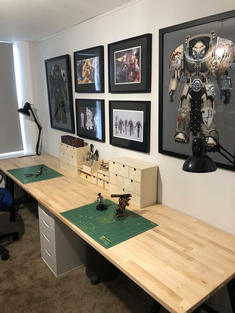 Gundam Bedroom Ideas, Warhammer Hobby Room, Warhammer Workstation, Warhammer Desk Set Up, Gundam Workstation, Hobby Desk Work Stations, Warhammer Room, Calm Office Space, Hobby Workstation