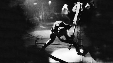 Paul Simonon of The Clash smashing his bass guitar on stage. The Clash Logo, Paul Simonon, John Bennett, Joe Strummer, I'm With The Band, Mötley Crüe, Punk Bands, Best Rock, London Calling