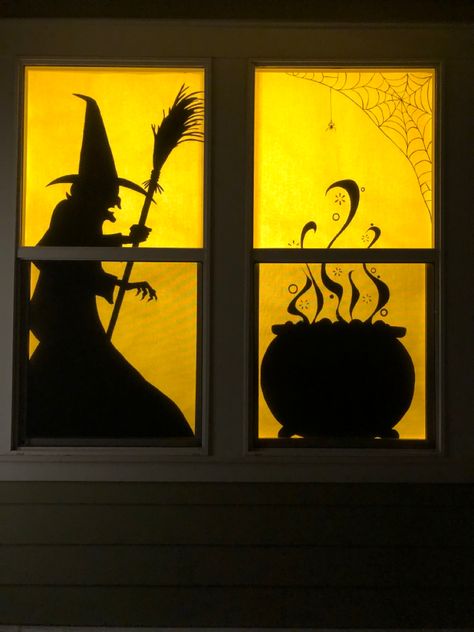 Ideas for DIY Halloween Window Silhouettes with butcher paper and black paint. Click to see more ideas. #halloween #halloweendecorations #halloweendecor #halloweenart #spooky #diy #halloweencrafts #crafts Diy Halloween Window Silhouettes, Spooky Halloween Porch, Strašidelný Halloween, Diy Halloween Window, Veselý Halloween, Porche Halloween, Halloween Window Silhouettes, Halloween Window Display, Window Silhouette