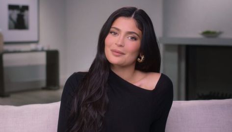 Kylie Jenner Surprises Fans with Natural Look and Rumored Beau, Timothée Chalamet - The World News Daily Kylie Jenner News, Hair Pulling, Toned Arms, Reality Tv Stars, How To Apply Mascara, Kris Jenner, Hollywood Actor, Kylie Cosmetics, Timothee Chalamet