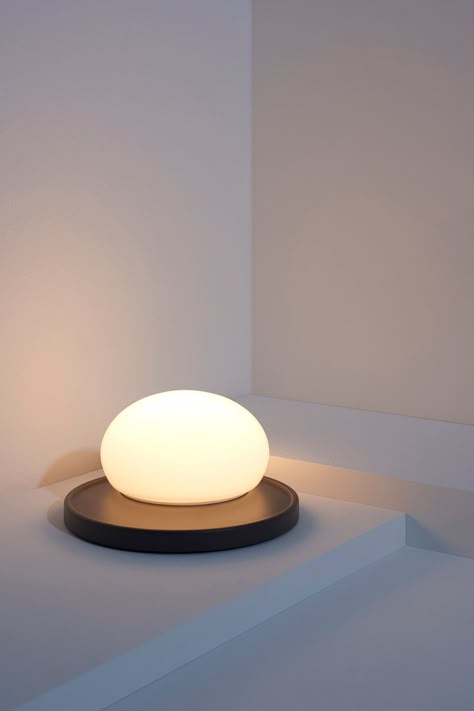 A Modern Lamp That Requires Human Touch to Adjust It - Design Milk Sensory Design, Mood Lamp, Mood Lamps, Mini Table Lamps, Sense Of Touch, Human Touch, Cool Lamps, Minimalist Room, Touch Lamp