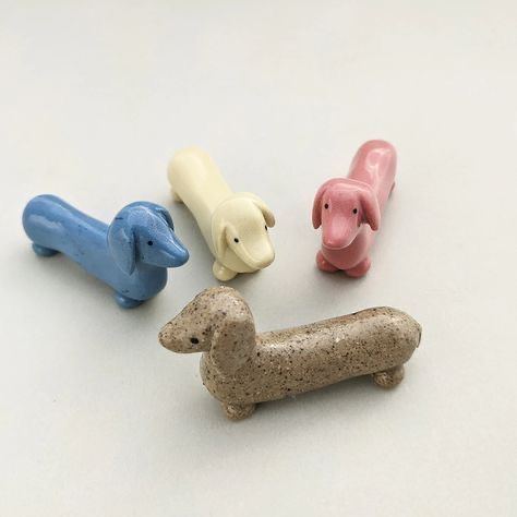 Bookshelves Window, Ceramic People, Fimo Kawaii, Easy Clay Sculptures, Sculpture Art Clay, Sausage Dogs, Clay Diy Projects, Clay Crafts Air Dry, Keramik Design