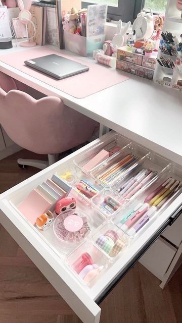 Stationery Drawer Organisation, Daiso Organization Desk, Aesthetic Drawers Organization, Girls Room With Desk And Dresser, Vanity Desk Drawer Organization, Tidy Desk Ideas, Cute Organized Desk, Desk Organizers Aesthetic, Desk Organization Ideas Drawers