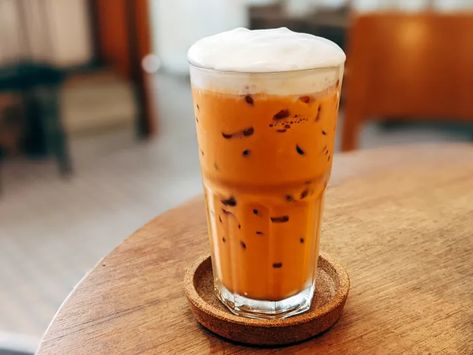 Thai Drinks, Roselle Juice, Thai Tea Recipes, Thai Iced Coffee, Thai Iced Tea, Thai Milk Tea, Caffeine In Tea, Chrysanthemum Tea, Drinks To Try