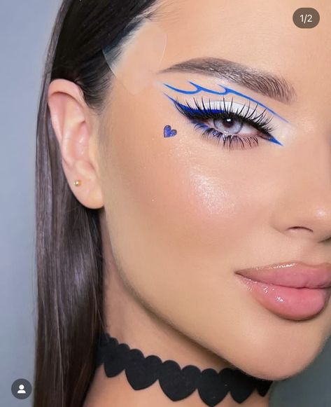 Blue Eyeliner Makeup, Eye Makeup Images, Blue Makeup Looks, Cute Eye Makeup, Eye Makeup Styles, Graphic Makeup, Rave Makeup, Blue Eyeliner, Graphic Eyeliner