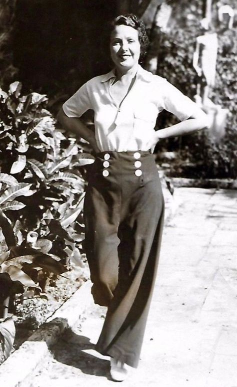 35 Cool Pics That Defined the 1930s Female Trousers ~ vintage everyday 1930 Fashion Women, 1930s Trousers, Outfit 50s, Beach Pyjamas, 1938 Fashion, Female Professor, Womens Workwear, Vintage Fashion 1930s, 1930 Fashion