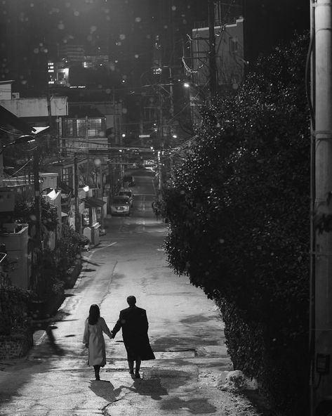 Nostalgic Aesthetic, Car Poses, This Kind Of Love, Romantic Photos Couples, Aesthetic Couple, Black And White Love, Night Aesthetic, City Aesthetic, Computer Wallpaper